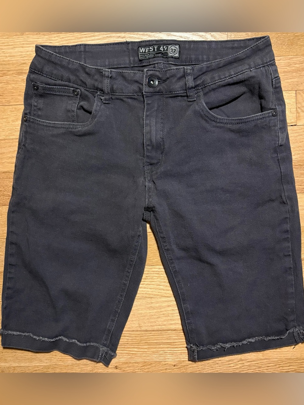 West 49 men’s grey stretch denim shorts Size 32